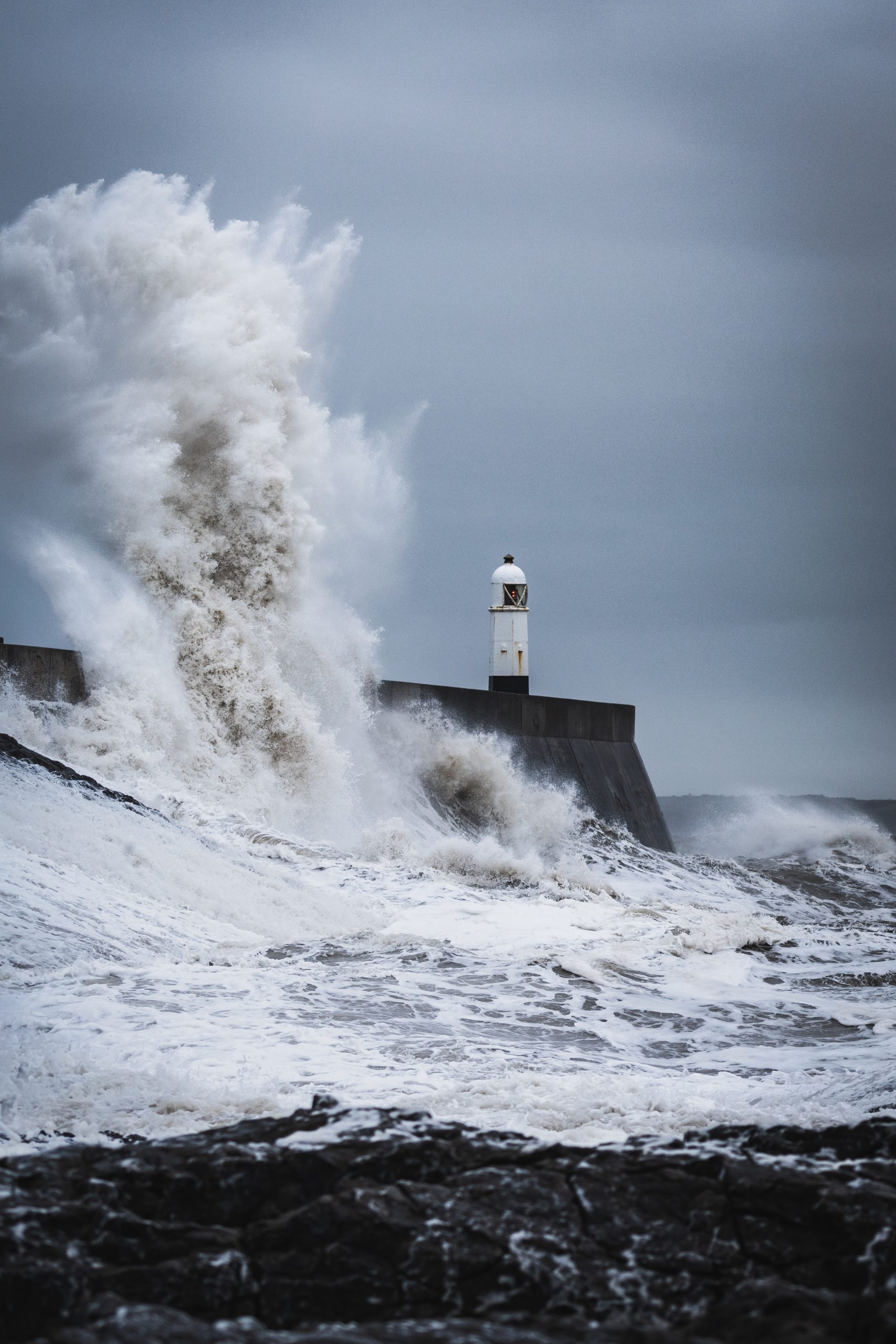 storm op zee met vuurtoren
